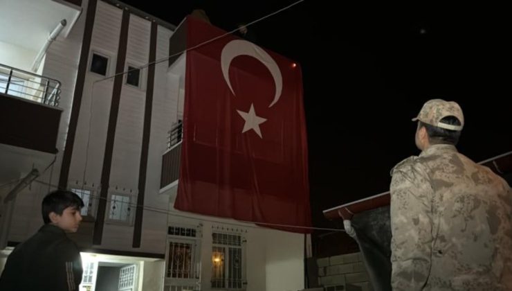 9 kahraman Mehmetçik şehit düştü… Evleri Türk bayraklarıyla donatıldı