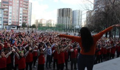 Kayseri’de öğrencilerin eğlenceli güne başlama ritüeli